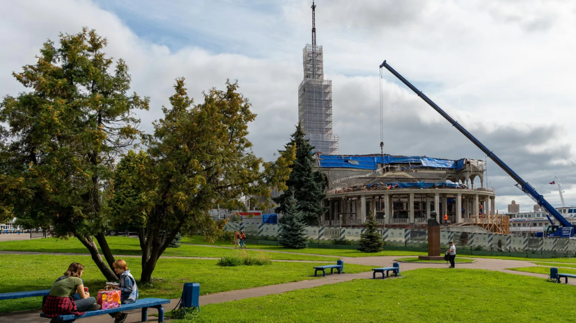 В Москве начали реставрировать шпиль Северного речного вокзала