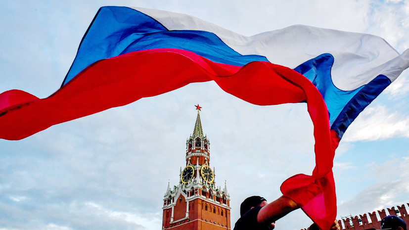 Как российский триколор стал народным флагом