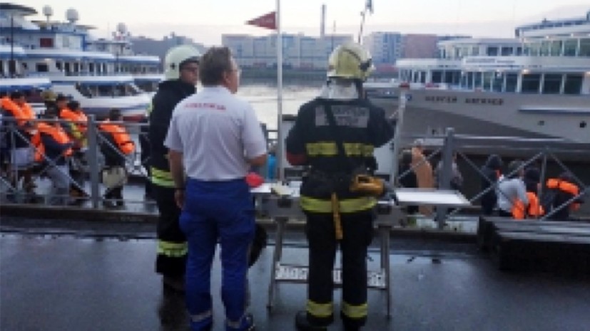 Один человек погиб при пожаре на теплоходе в Петербурге