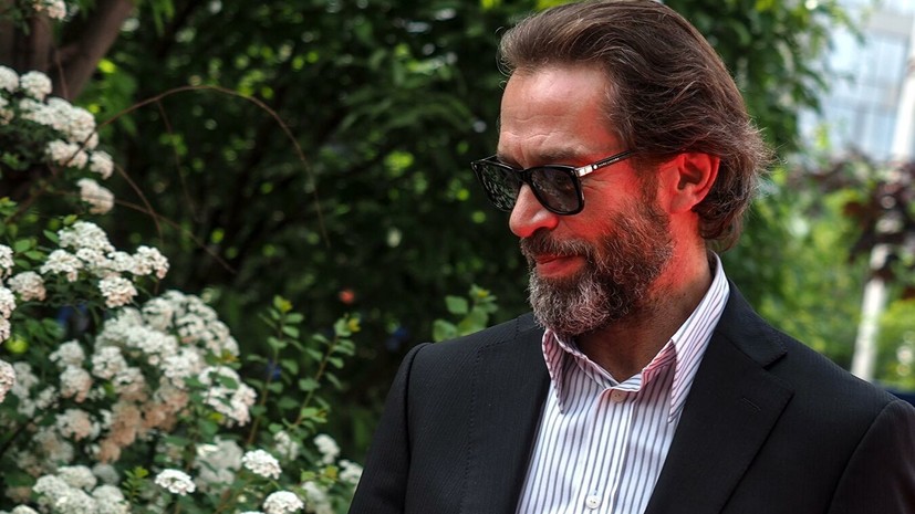 Машков и Митяев оставили автографы на надписи «Таврида — АРТ» в Крыму