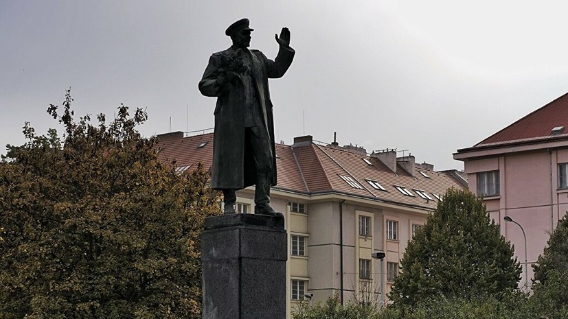 Неизвестные в Праге осквернили памятник маршалу Коневу
