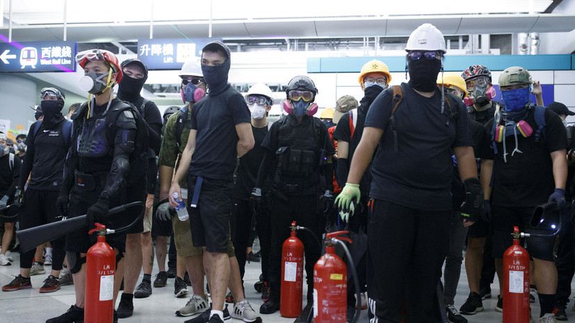 Генконсульство России рекомендовало избегать людных мест в Гонконге 