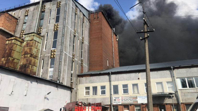 В Петербурге локализовали пожар на складе свечей