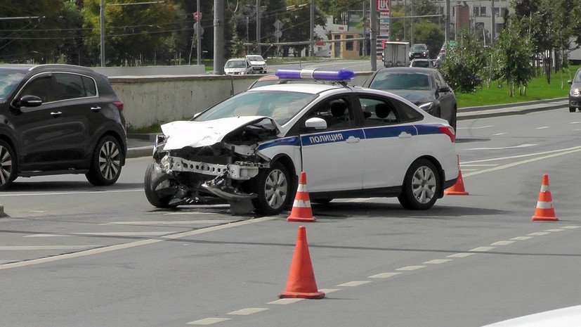 В Москве водитель автомобиля протаранил машину ДПС