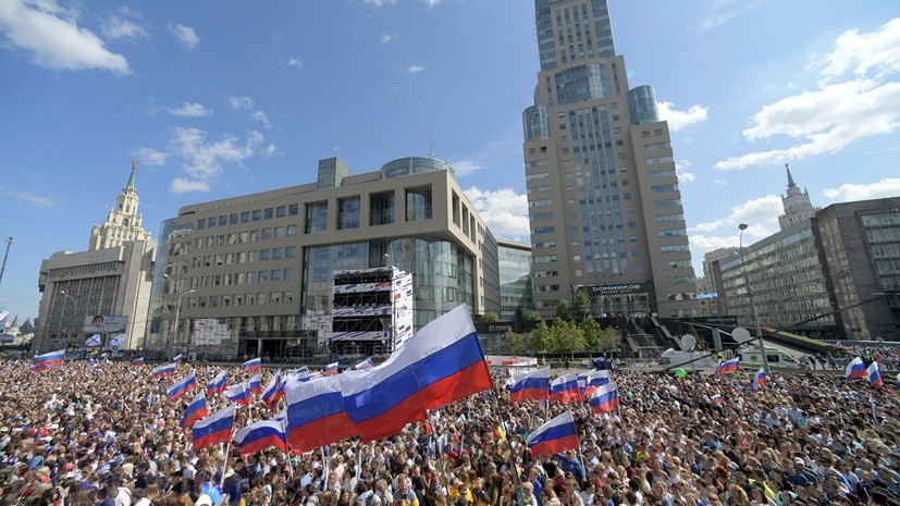В Москве завершился концерт в честь 350-летия российского флага