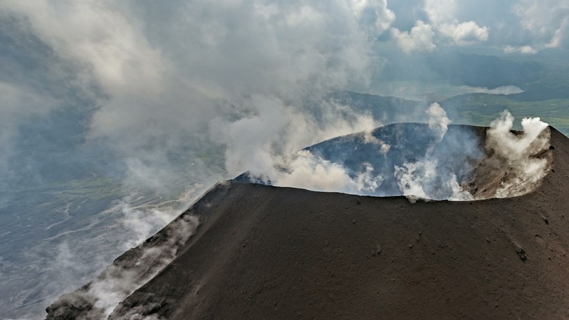 Вулкан на Камчатке выбросил столб пепла на высоту 5 км
