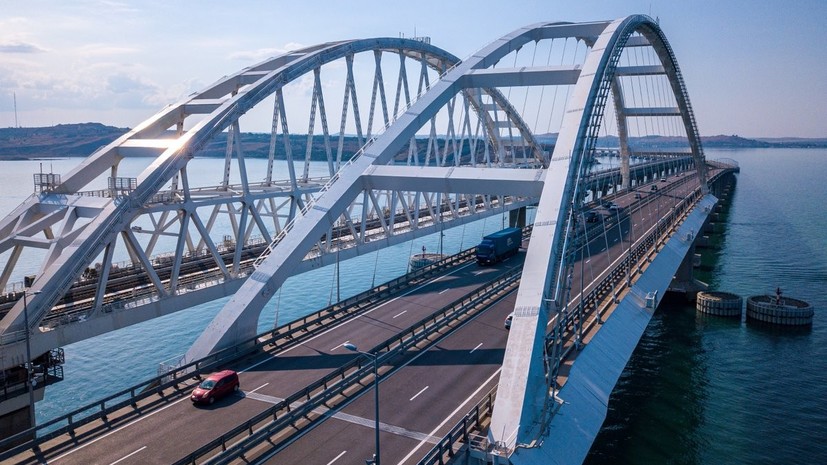Более 2,2 млн автомобилей проехало с начала лета по Крымскому мосту