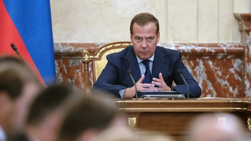 Медведев распорядился выплатить €54,6 млн долга по взносам в СЕ