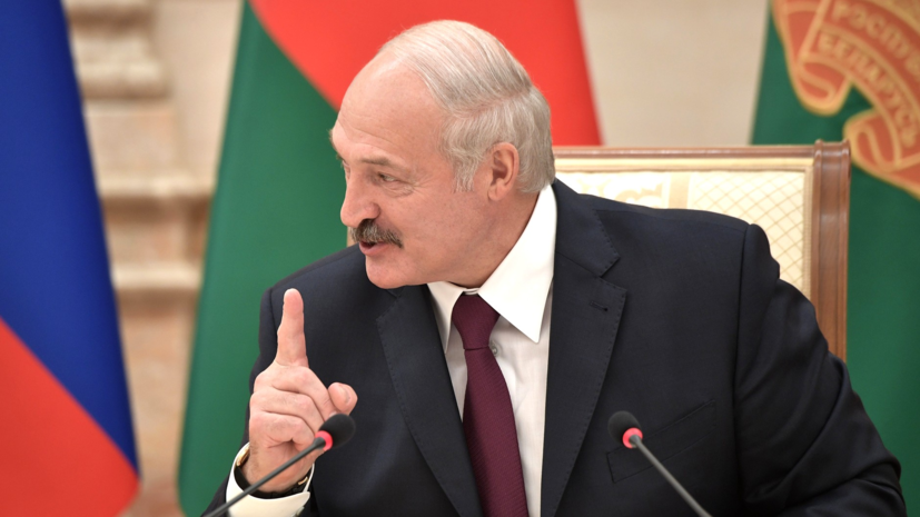 Лукашенко передал Трампу кортик через Болтона