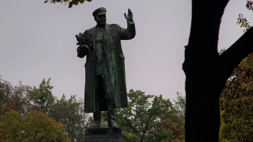 Посольство России осудило закрытие памятника Коневу брезентом в Праге