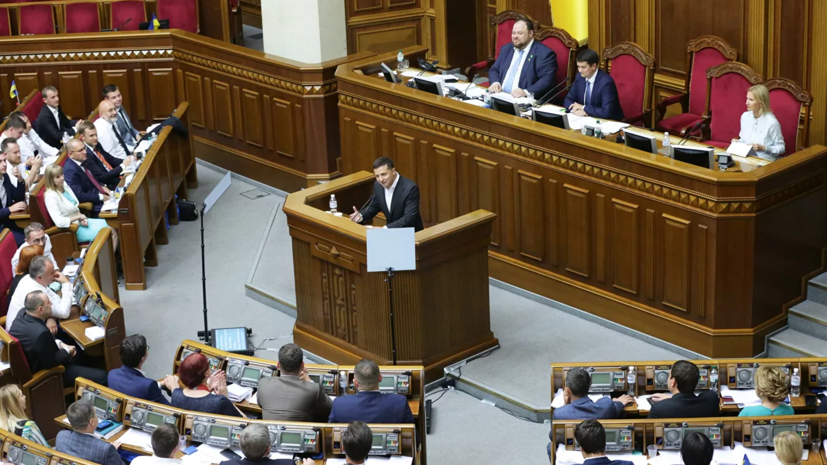Зеленский предложил лишать депутатов мандата за прогулы в Раде