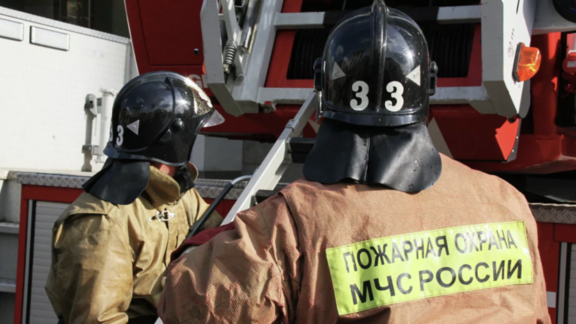 Спасатели эвакуировали 23 человека из-за пожара в доме на Алтае