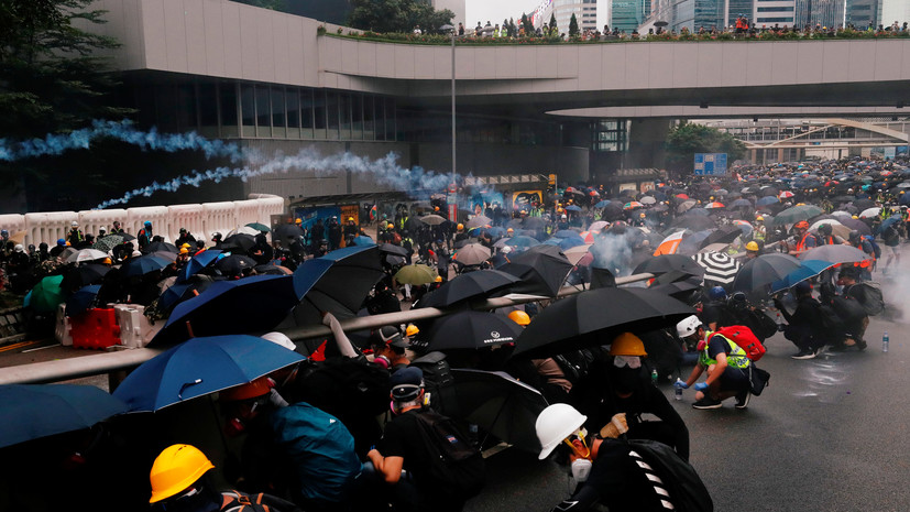 Полиция в Гонконге применила против демонстрантов цветную воду