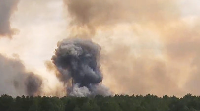 Клубы дыма над складом боеприпасов воинской части под Ачинском, 5 августа