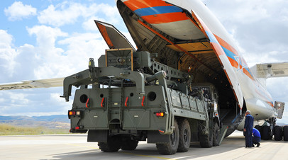 Зенитные ракетные комплексы С-400 «Триумф» на авиабазе Акынджи