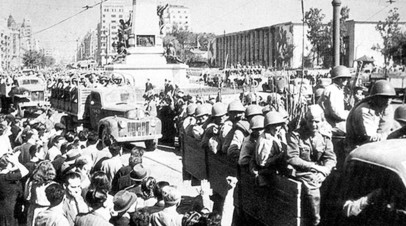 Советские войска входят в освобождённый Кишинёв. 24 августа 1944 г