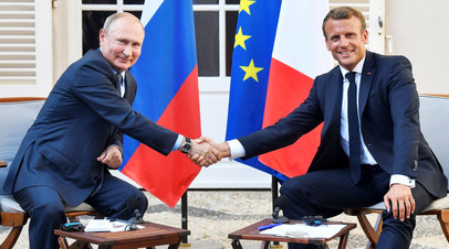 Президент РФ Владимир Путин во время встречи с президентом Франции Эммануэлем Макроном во Франции