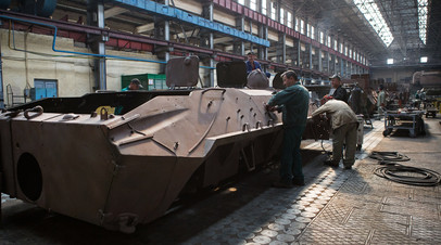 Рабочие в одном из цехов Киевского бронетанкового завода