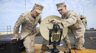 Военнослужащие морской пехоты США контролируют работу спутника со взлётной палубы десантного корабля