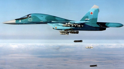 Су-34 ВКС РФ производит бомбометание