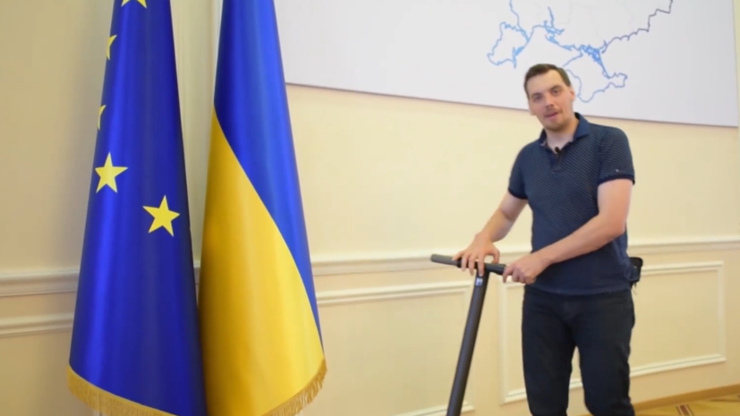 Премьер Украины прокатился на самокате по зданию кабмина
