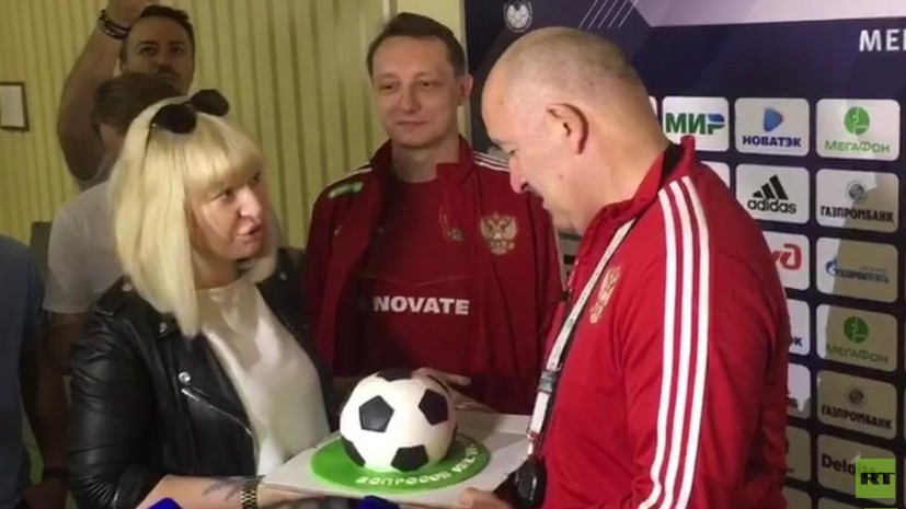 Станислав Черчесов получил торт из рук журналиста RT