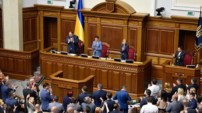 Рада направила в КС проект о лишении депутатов полномочий за прогулы