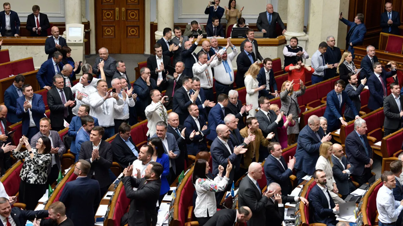 Экс-депутат Рады прокомментировал отмену депутатской неприкосновенности на Украине