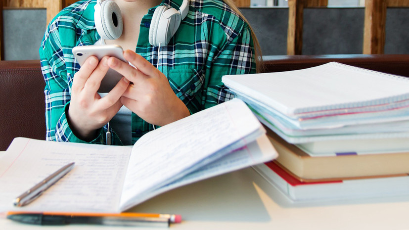 СМИ: В России выросли расходы на смартфоны и планшеты для школьников