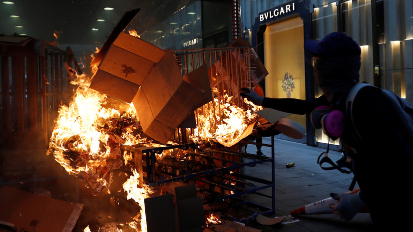 Протестующие в Гонконге устроили поджог на станции метро