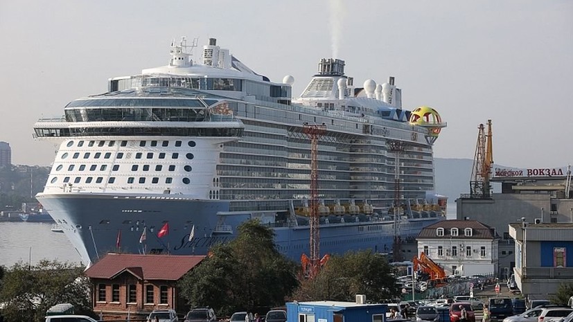 В порт Владивостока вошёл крупнейший в истории России круизный лайнер