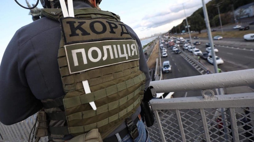 Опубликовано фото с места инцидента на мосту в Киеве