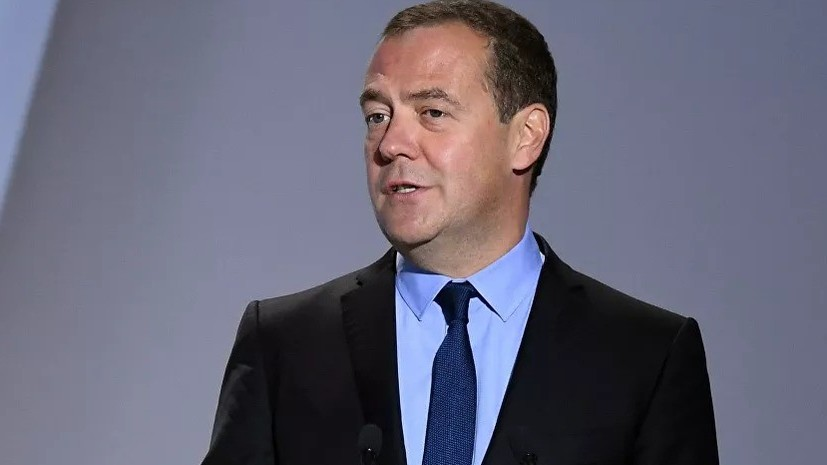 Медведев в шутку предложил губернатору Калининграда сменить работу