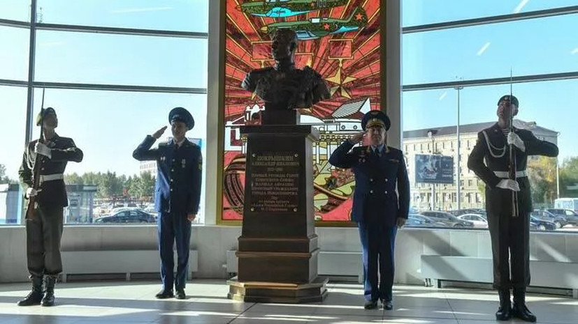 В аэропорту Новосибирска открыли бюст маршала Покрышкина