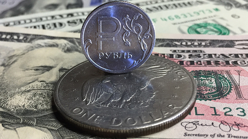 Рубль снижается к доллару