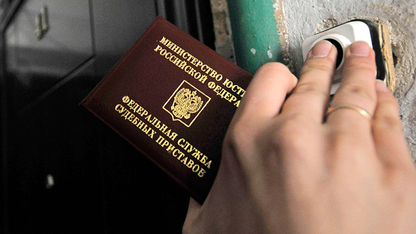«Приемлемое решение при угрозе жизни»: в Минюсте предложили наделить приставов правом взламывать дверь