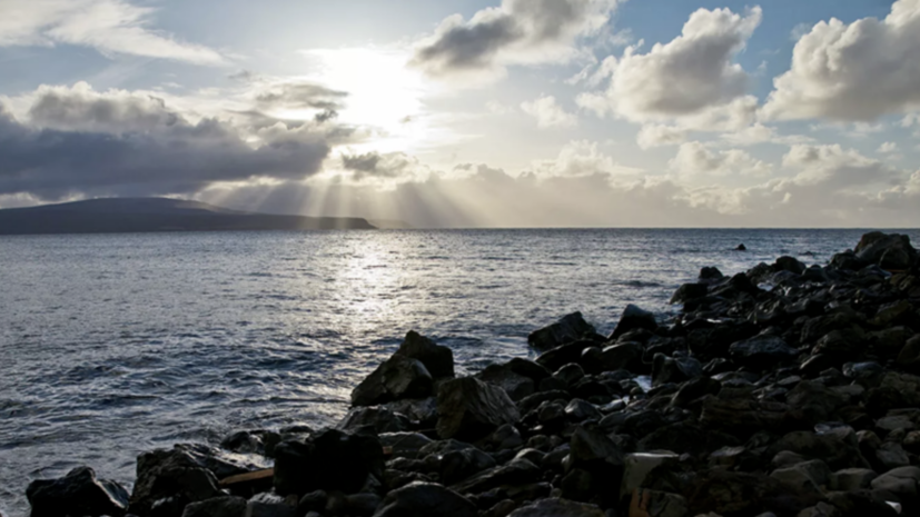 На горящей возле Курил плавучей базе произошёл хлопок