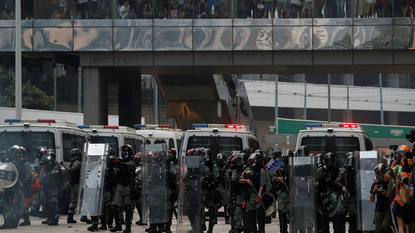 Во время беспорядков в Гонконге задержали более 100 человек