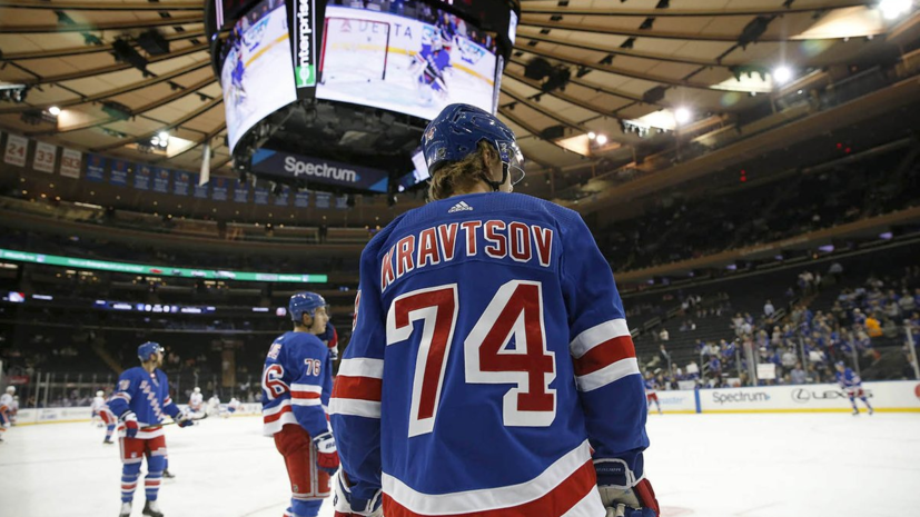 «Рейнджерс» отправил хоккеистов Кравцова и Шестёркина в АХЛ