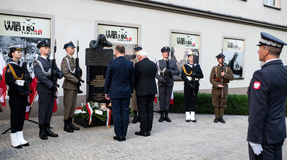 Президенты Германии и Польши возлагают цветы на мемориал в ходе мероприятий по случаю начала Второй мировой войны