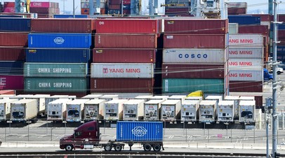 Контейнеры с товарами из Китая в порту Лонг Бич, Калифорния, США