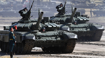 Танки армии России во время парада военной техники на полигоне Цугол в Забайкальском крае