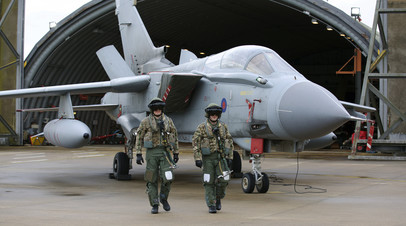Пилоты возле самолёта ВВС Великобритании на базе в Норфолке