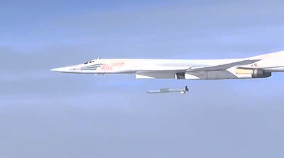 Стратегический бомбардировщик-ракетоносец Ту-160 выпускает крылатую ракету X-101