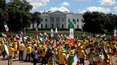 Активисты, протестующие против политики США в отношении Ирана