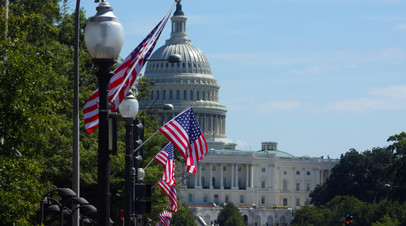 Флаги США на фоне Капитолия