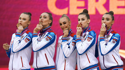 Гимнастки сборной России, завоевавшие золотые медали в упражнениях с тремя обручами и двумя парами булав на групповых соревнованиях в отдельных видах на чемпионате мира по художественной гимнастике 2019 года в Баку