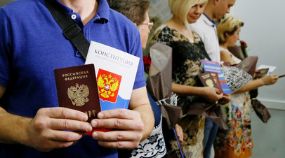 Житель ДНР получает российский паспорт в департаменте миграции МВД России