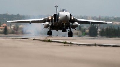 Самолёт ВКС РФ совершает посадку на авиабазе Хмеймим в Сирии