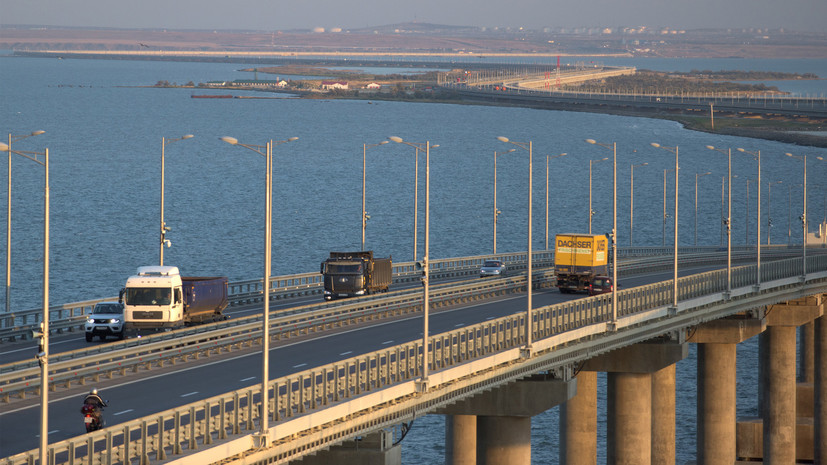 Более 700 тысяч грузовиков проехали по Крымскому мосту за год
